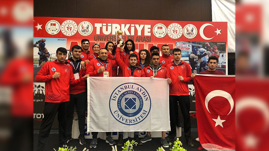 İstanbul Aydın Üniversitesi (İAÜ) Muaythai, Hentbol ve Snowboard müsabakalarından şampiyonluklarla geri döndü