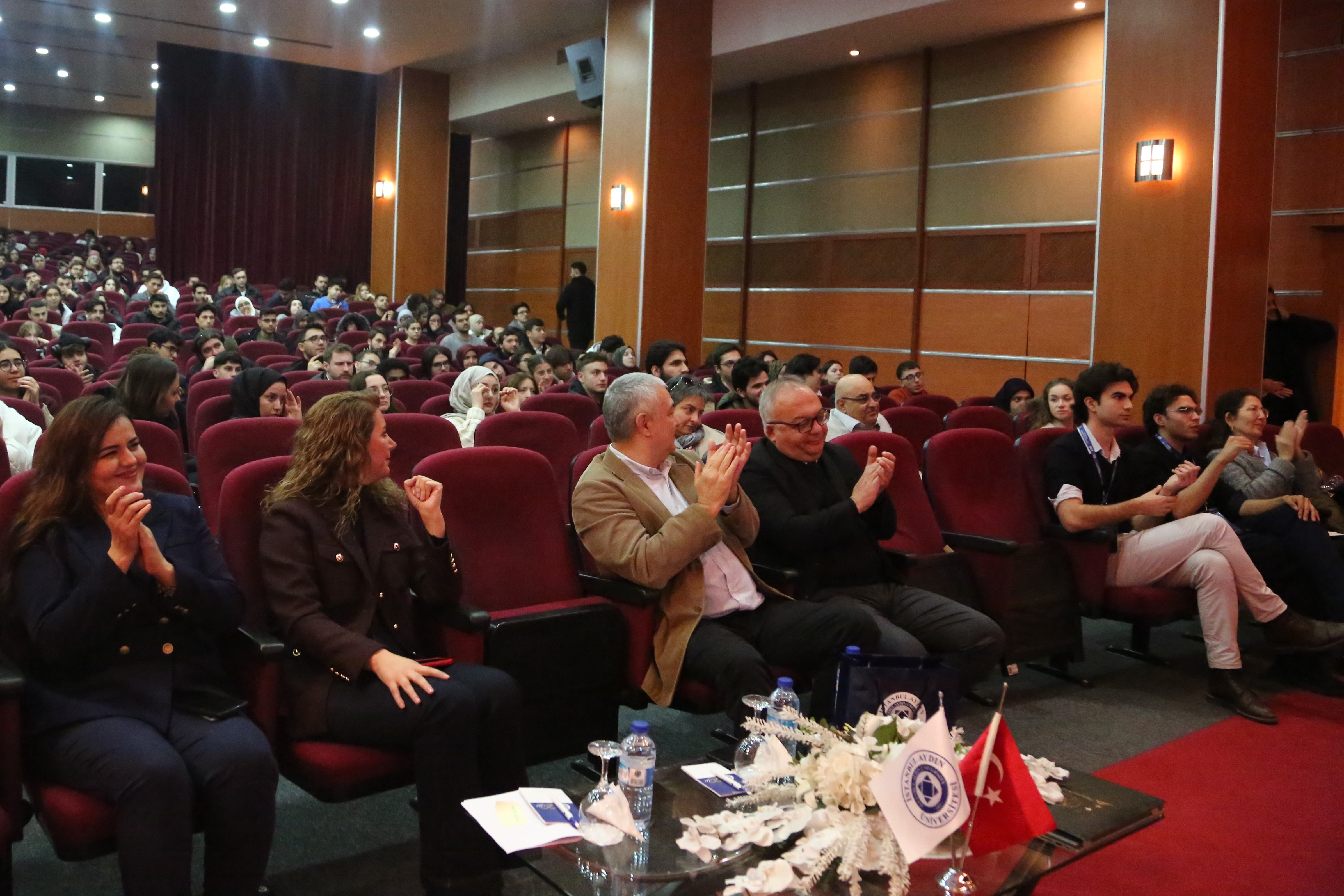A Konferans Salonu_Katılmcılar.JPG