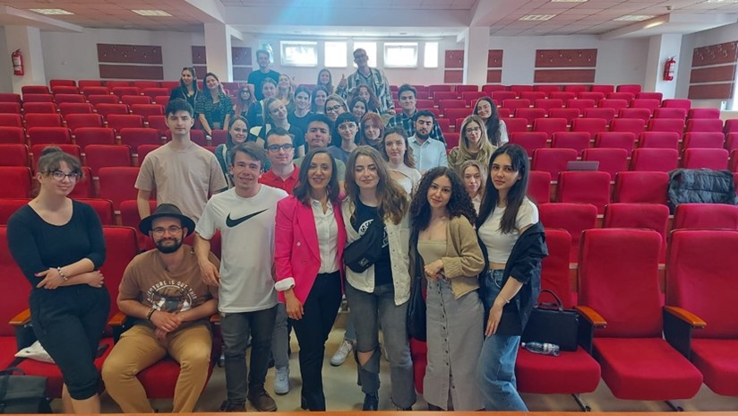 giyim, kişi, şahıs, insanlar, adam, insan içeren bir resimAçıklama otomatik olarak oluşturuldu