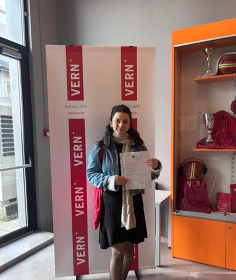 giyim, ayakkabı, kişi, şahıs, iç mekan içeren bir resimAçıklama otomatik olarak oluşturuldu